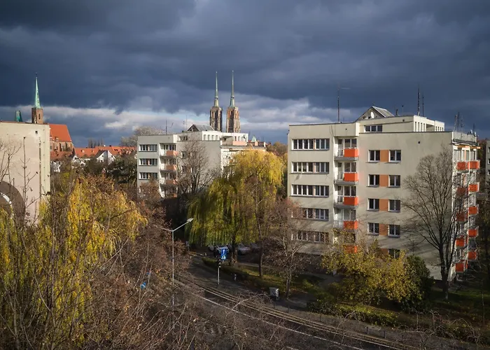 Orange And Towers Apartment